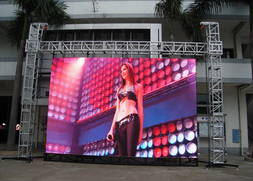 2.9 pich LED Advertising Screen, measurements length 196.85 x 78.74 high. Novastar processor. RENTAL