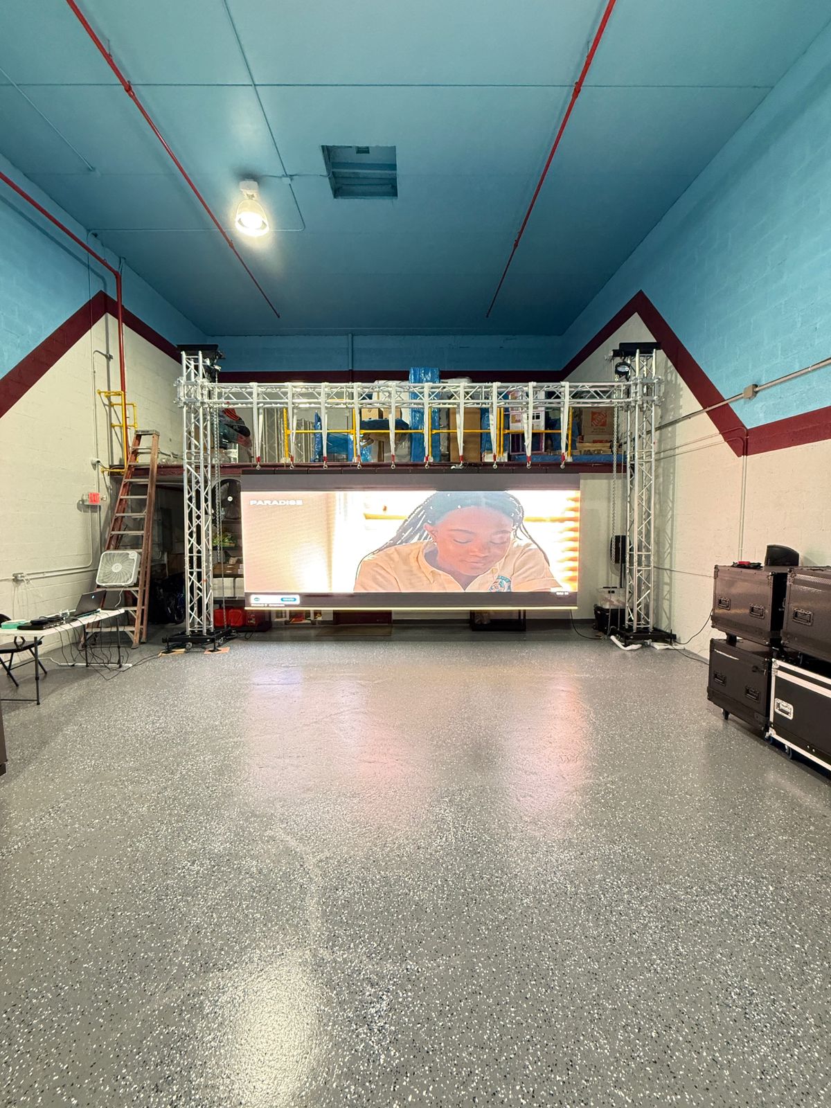 LED Advertising Screen with 4-Ton Lifting Crane 196.85x78.74