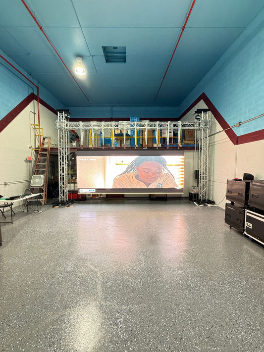 LED Advertising Screen with 4-Ton Lifting Crane 196.85x78.74